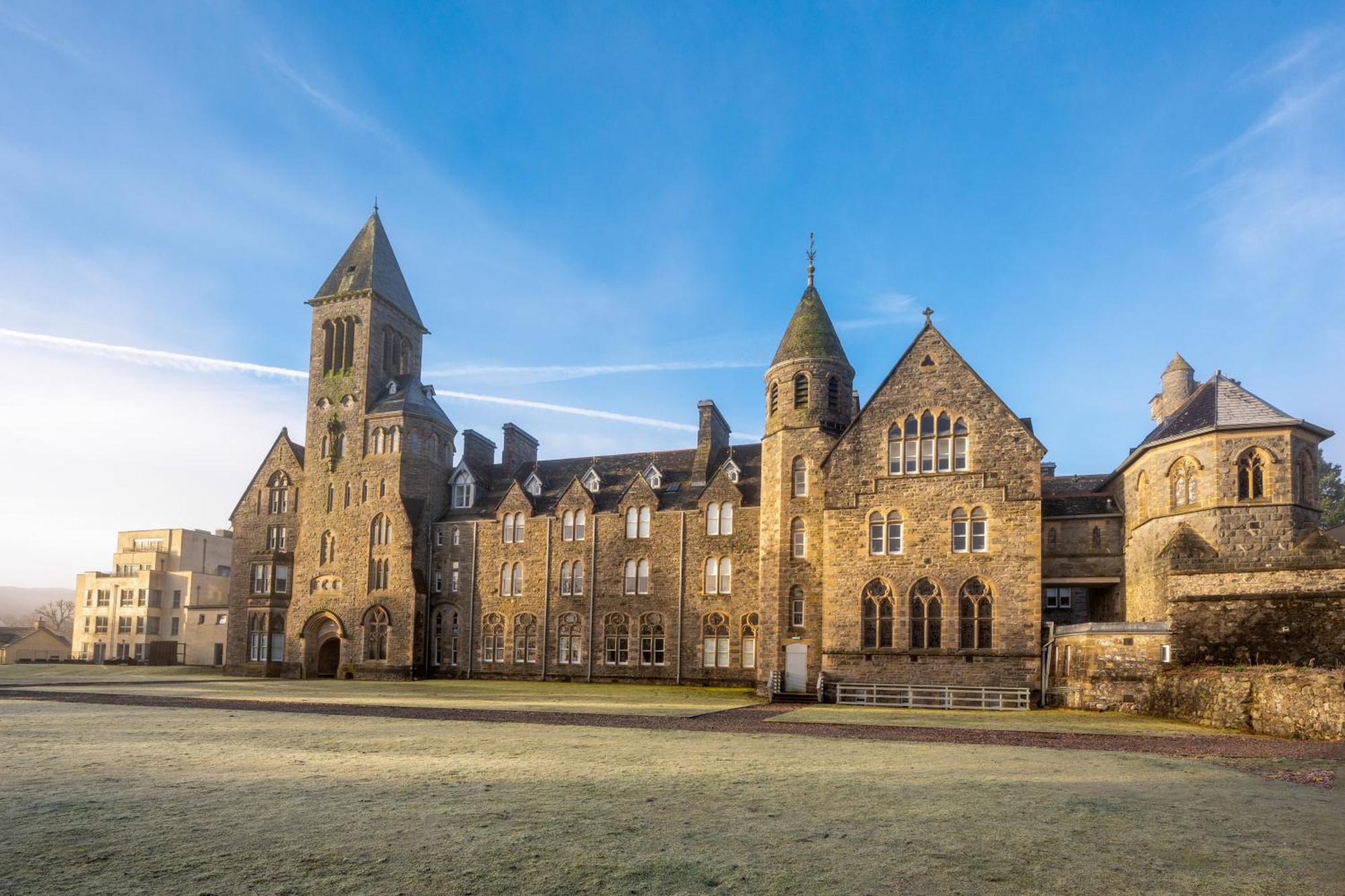 The Caledonian 3 Bedroom Self Catering Apartment In Historic Abbey حصن أوغسطس المظهر الخارجي الصورة